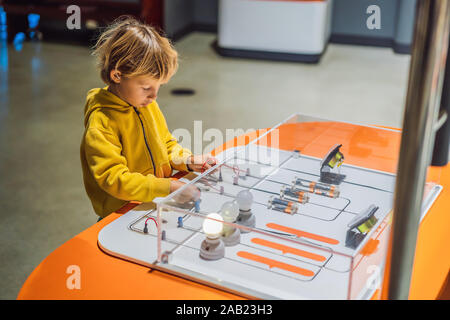 Garçon dans la classe de sciences. L'enfant est engagé dans la science Banque D'Images