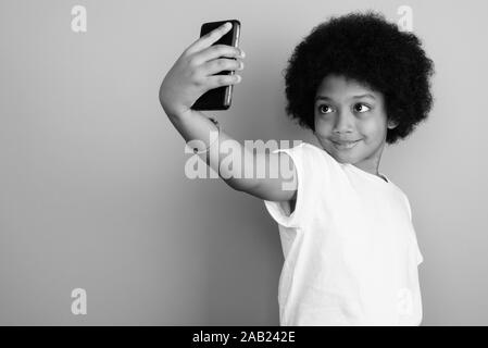 Jeune fille africaine avec les cheveux afro en noir et blanc Banque D'Images