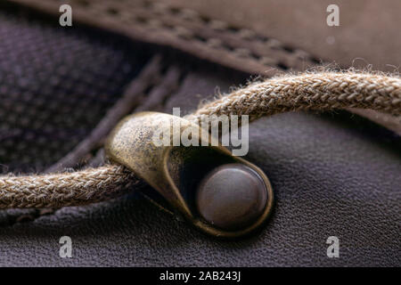 Détail de chaussures de trekking (crochets et boucles pour la sangle. Photo en gros plan de lacets marron au démarrage, service de crochets en laiton Banque D'Images