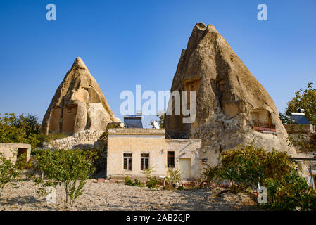 Maisons Grotte gravées dans la pierre à Göreme, Cappadoce, Turquie Banque D'Images