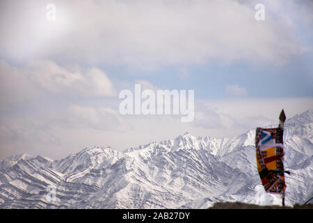 Drapeau de prière pour la bénédiction à vue de Shanti Stupa sur une colline à Chanspa tout en saison d'hiver au Ladakh Leh au Jammu-et-Cachemire, l'Inde Banque D'Images