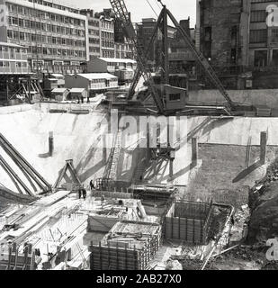 1960, historique, site de construction, City of London, Angleterre, Royaume-Uni, les fondations profondes de nouveaux blocs de bureaux « modern » en cours de construction. Banque D'Images