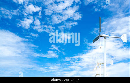 Éolienne au parc éolien sur ciel bleu. Concept d'énergie renouvelable et de remplacement. L'électricité durable. Concept d'énergie verte. Petite turbine. Nettoyer Banque D'Images