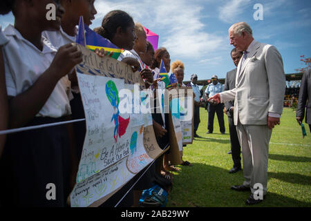 Le Prince de Galles accueille le public au cours d'une manifestation communautaire axé sur les océans au Lawson Tama Stadium à Honiara, au cours de la troisième journée de la visite royale pour les Îles Salomon. PA Photo. Photo date : lundi 25 novembre 2019. Voir histoire PA Charles ROYAL. Crédit photo doit se lire : Victoria Jones/PA Wire Banque D'Images