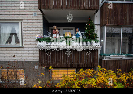 Un balcon décoré comme la crèche de Noël. Banque D'Images