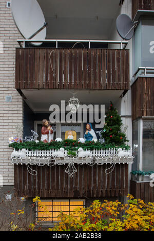 Un balcon décoré comme la crèche de Noël. Banque D'Images