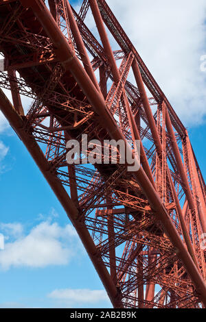 À updward Détails au pont ferroviaire de Forth. Suite de l'intérieur de l'avant, Lothian, Ecosse Banque D'Images