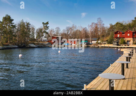 Terrasse au bord de l'eau des tables, Fjaderholmarnas Krog un restaurant sur l'île d'Fjaderholmarna, archipel de Stockholm, Suède Banque D'Images