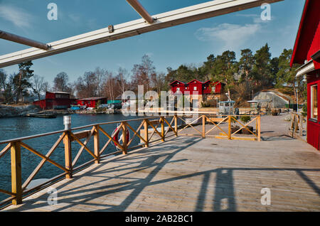 Terrasse au bord de l'eau à Fjaderholmarnas Krog un restaurant sur l'île d'Fjaderholmarna, archipel de Stockholm, Suède Banque D'Images