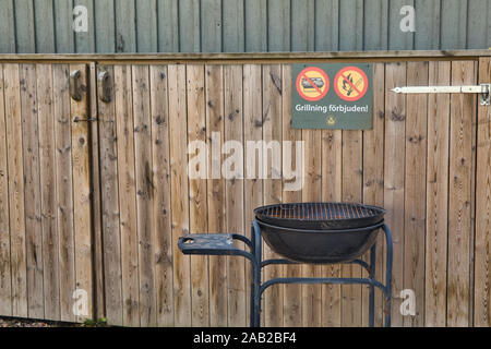 Plaque interdite en suédois au-dessus d'un barbecue sur l'île de l'archipel de Stockholm, Fjaderholmarna, Suède Banque D'Images