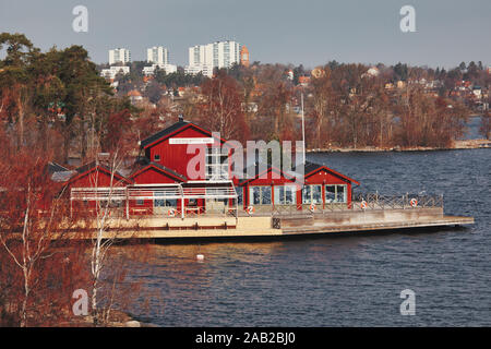 Fjaderholmarnas Krog un restaurant en bois au bord de l'eau rouge falu sur l'île de Fjaderholmarna, archipel de Stockholm, Suède Banque D'Images