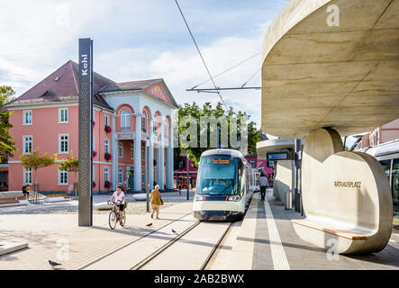 Un tramway est d'arriver à Kehl station Rathaus en face de l'hôtel de ville de Kehl, Allemagne, terminus de la ligne D du tramway de Strasbourg depuis 2018. Banque D'Images