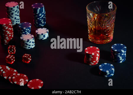 Des jetons de poker et verre de cognac sur le tableau noir. Gambling Banque D'Images