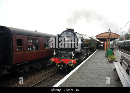 Un poivre1 Pacific n° 60163 Tornado locomotive vapeur arrivant à Bewdley station sur la Severn Valley Railway, England, UK. Banque D'Images