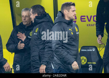 Dortmund, Allemagne. 22 Nov, 2019. Lucien FAVRE (à gauche, l'entraîneur, NE), Michael ZORC (mi., directeur sportif) et Sebastian Kehl (chef de l'équipe de délivrance, N) sont déçu après le match, déçu, mécontent, déçu, triste, frustré, frustré, retard, la moitié de la figure, la moitié de la figure, le Soccer 1. Bundesliga, 12e journée, Borussia Dortmund (NE) - SC Paderborn 07 (PB) 3 : 3, le 22.11.2019 à Dortmund/Allemagne. ¬ | Conditions de crédit dans le monde entier : dpa/Alamy Live News Banque D'Images