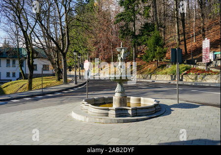 Belle fontaine avec statue sculptée et éléments d'art à Sinaia en Roumanie , Ville Banque D'Images