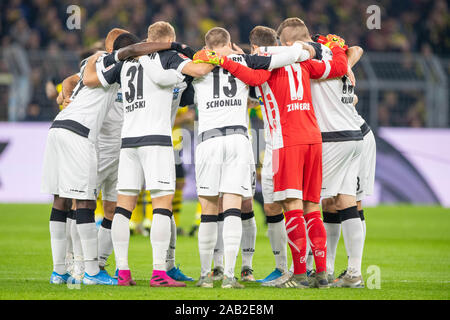 L'essaim de joueurs Paderborn dans un cercle, einschwoeren einschveren,, tanguer, fonction, en général, EDGE, 1er Football Bundesliga, 12e journée, Borussia Dortmund (NE) - SC Paderborn 07 (PB) 3 : 3, le 22 novembre 1919 à Dortmund/Allemagne. ¬ | conditions dans le monde entier Banque D'Images