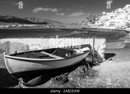 Vintage belle image en noir et blanc de la station balnéaire de Las Playitas à Fuerteventura, Îles Canaries, Espagne, avec un bateau en premier plan Banque D'Images