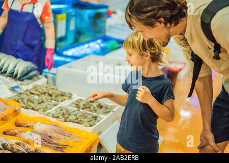 Père et fils dans le marché coréen. Les fruits de mer crus à Noryangjin Marché de gros de la pêche dans la région de Séoul, Corée du Sud. Voyager avec des enfants, concept Banque D'Images