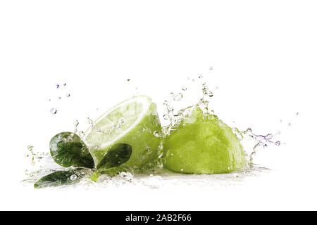 Vert limes avec eau éclabousse Banque D'Images