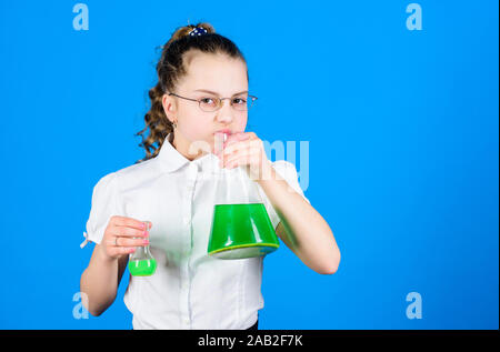 Étude de l'enfant bilogy leçon. petite fille intelligente avec ballon d'essai. l'éducation et la connaissance. science research en laboratoire. Petite fille de l'école. retour à l'école. Certain scientifique. Notre but est de trouver le remède. Banque D'Images