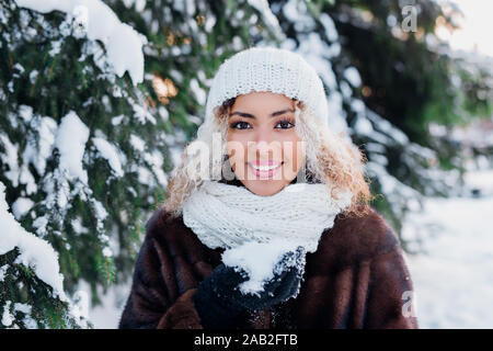 Jeune femme africaine d'hiver de la poudrerie dans Jour de neige en hiver à la nature Banque D'Images