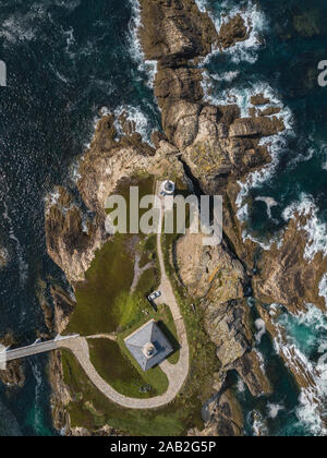 Vue aérienne du phare sur l'île de Pancha. Le nord de l'Espagne en été Banque D'Images