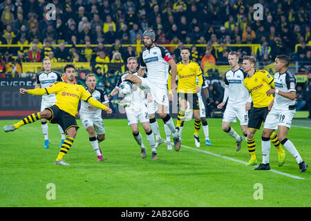 Klaus GJASULA (mi., PB) lance la balle dans la surface de réparation, action, lutte pour le ballon, football 1. Bundesliga, 12e journée, Borussia Dortmund (NE) - SC Paderborn 07 (PB) 3 : 3, le 22 novembre 1919 à Dortmund/Allemagne. ¬ | conditions dans le monde entier Banque D'Images