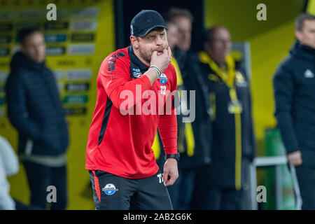 Steffen BAUMGART (entraîneur, PB) donne des instructions, des instructions, des sifflets, sifflement, la moitié de la figure, la moitié de la figure, le geste, le geste, le football 1ère Bundesliga, 12e journée, Borussia Dortmund (NE) - SC Paderborn 07 (PB) 3 : 3, le 22 novembre 1919 à Dortmund/Allemagne. ¬ | conditions dans le monde entier Banque D'Images