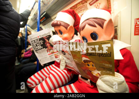 Elfie et Elvie de la marque britannique Elves Behavin ??? Dans la période qui a suivi Noël, il y a de graves problèmes à Londres. Banque D'Images