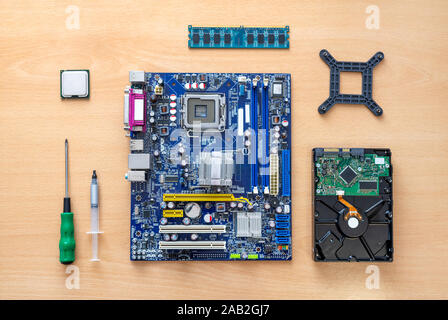Carte mère, processeur, mémoire, disque dur, tournevis et la pâte thermique sur la table. Le concept de l'assemblage de l'ordinateur. Haut de la vue, télévision lay. Banque D'Images