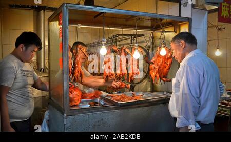 Cale de canard rôtie dans un marché alimentaire à Kunming, province du Yunnan, Chine. Banque D'Images