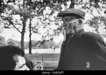 Un homme âgé avec des tatouages faciaux au Speaker's Corner dans les années 1970 à Hyde Park, Londres, UK Banque D'Images