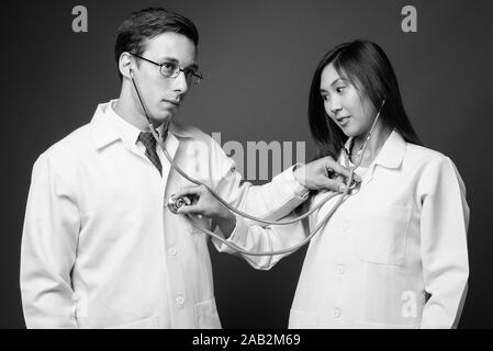 Portrait de deux jeunes médecins multi ethnic ensemble en noir et blanc Banque D'Images