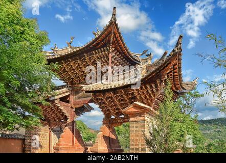 Porte du temple de Nuodeng confucius, province du Yunnan, Chine Banque D'Images