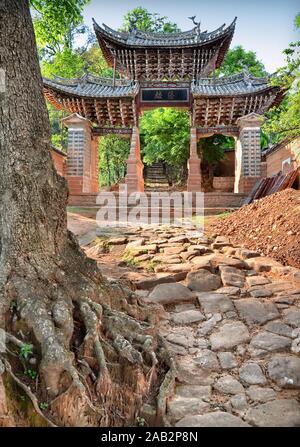 Porte du temple de Nuodeng confucius, province du Yunnan, Chine Banque D'Images