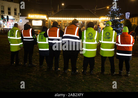 Les intendants de l'événement en veste orange, jaune / vert / haute visibilité vestes haute visibilité avec bandes réfléchissantes matériau hautement / bandes. Royaume-uni (114) Banque D'Images