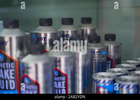 CHIANGMAI, THAÏLANDE-Nov 14, 2019 : Lubrifiants PTT sur des étagères à vendre en PTT Gas station. Banque D'Images