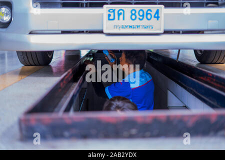 CHIANGMAI, THAÏLANDE-Nov 14, 2019 : Centre de service PTT. Fixation mécanique en uniforme et de remplacement, l'alignement des roues d'une voiture. Banque D'Images