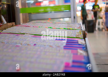 CHIANGMAI, THAÏLANDE-Nov 14, 2019 : vendeur de rue, la vente de billets de loterie thaïlandais à femme au bord de la clientèle Banque D'Images