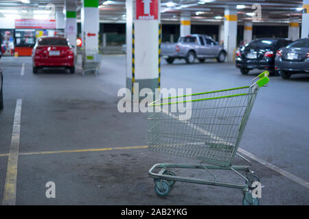 CHIANGMAI, THAÏLANDE-Nov 14, 2019 : Parking chariots vides avec poignées vertes au Big C parking du supermarché. Banque D'Images