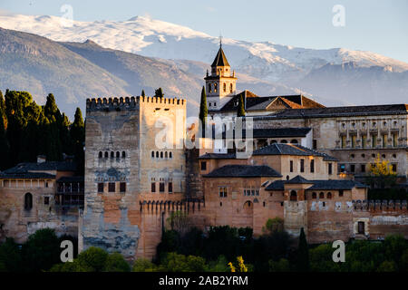 L'Alhambra de Grenade vue au coucher du soleil de Mirador San Nicolas Banque D'Images