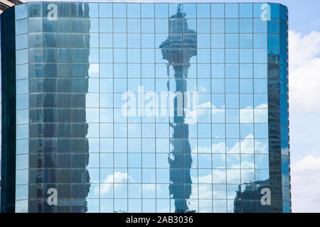 KUALA LUMPUR, MALAISIE - 25 août 2019 - de la KL Tower réflexion sur le verre de construction de bureaux modernes Banque D'Images