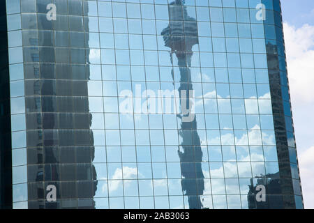 KUALA LUMPUR, MALAISIE - 25 août 2019 - de la KL Tower réflexion sur le verre de construction de bureaux modernes Banque D'Images