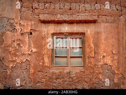 Fenêtre dans une maison traditionnelle dans le village de Nuodeng, Yunnan, Chine. 05-26-2016 Banque D'Images