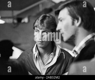 WAYNE GRETSKY, joueur de hockey sur glace canadien en visite à Moscou et regarder la jeune soviétique sur la formation camp avec gardien soviétique Vladislav Tretiak Banque D'Images