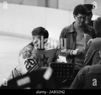 VLADISLAV TRETiAK gardien de hockey sur glace soviétique se bloque sur la patinoire Banque D'Images