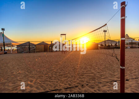 Sillhouette d'un filet de volley-ball et le lever du soleil sur la plage Banque D'Images