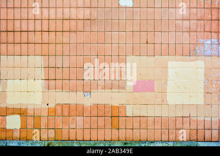 Mur de ville maison est faite de tuiles béton orange verticale, dont certains peints en rose ou jaune. La texture du mur de tuile de bâtiment urbain avec pai Banque D'Images