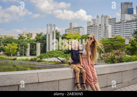 Mère et fils les touristes en Corée. Voyage Corée du concept. Voyager avec des enfants concept Banque D'Images